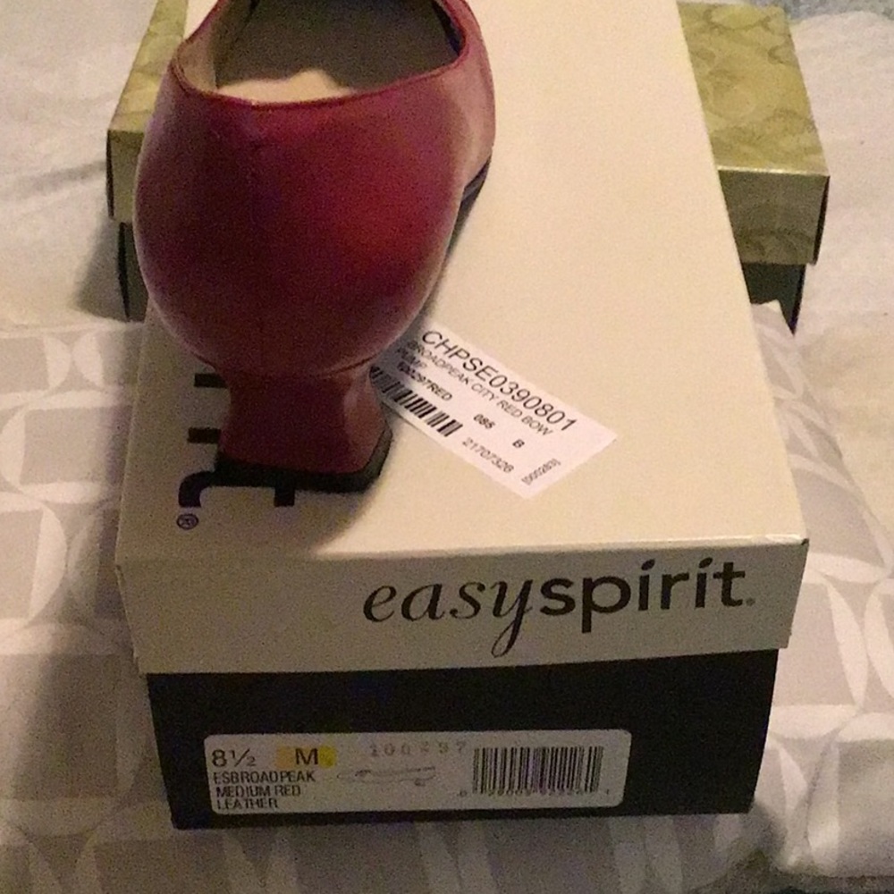 Easy Spirit, new in box, size 8 1/2 M, beautiful red shoes, pumps, leather - Picture 2 of 3